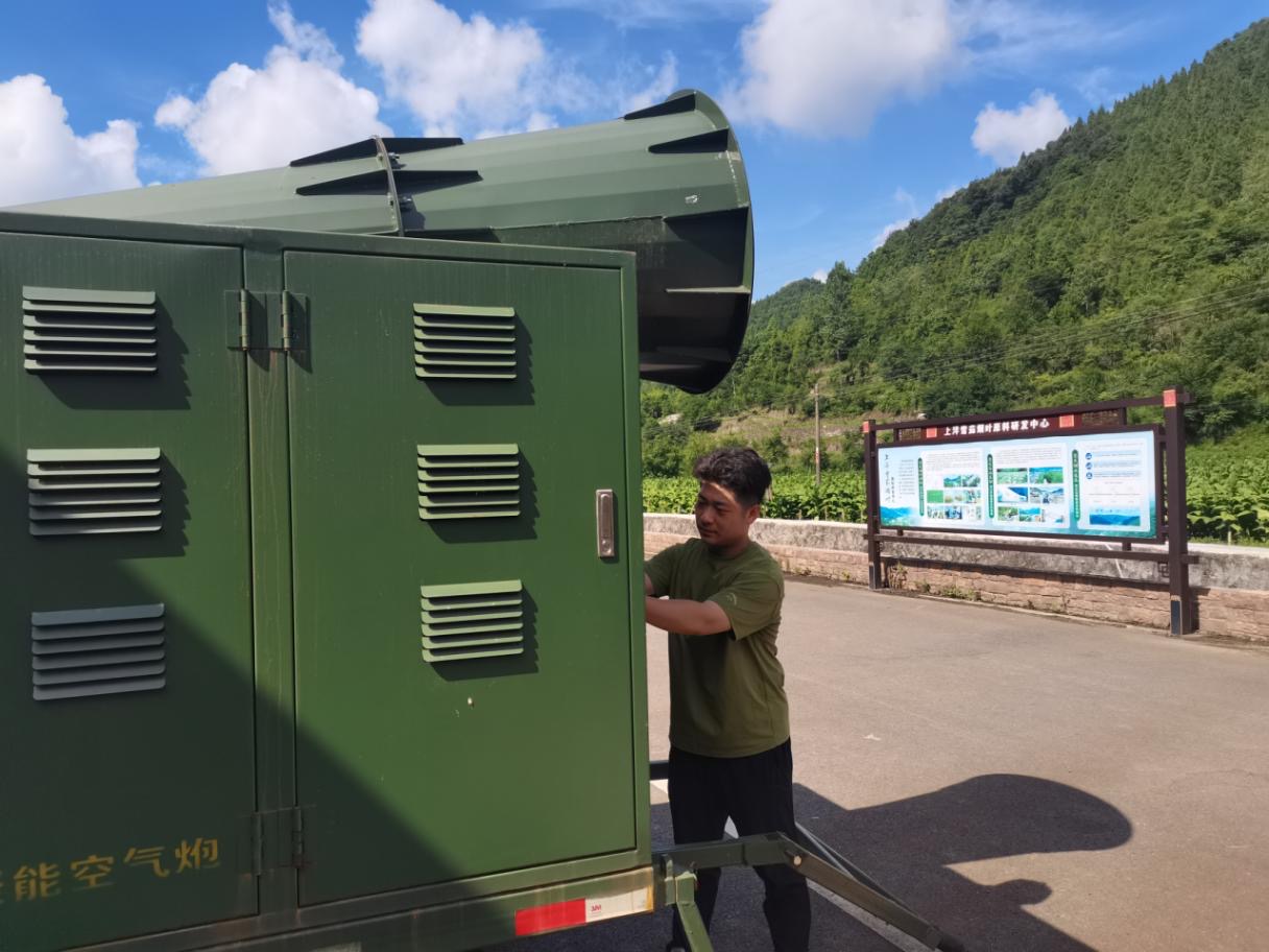 工作人員檢查專業設備。