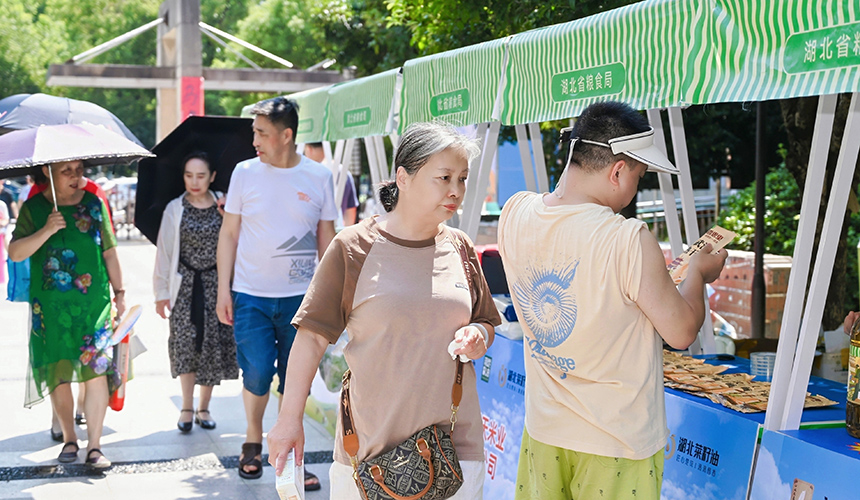 “荊楚糧油”走進百步亭社區 惠民市集匯聚鄰裡煙火氣【3】