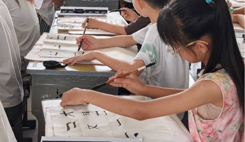 孩子們在練習書法。田原睿攝