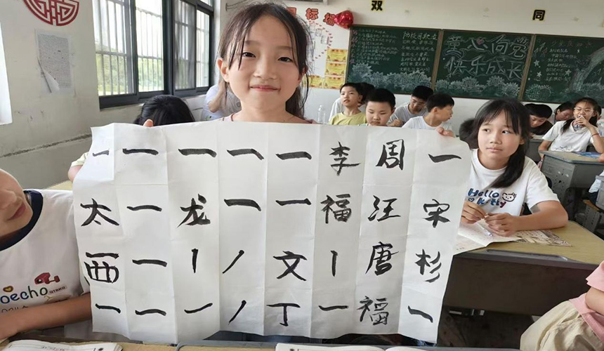 一位孩子展示自己的作品。田原睿攝
