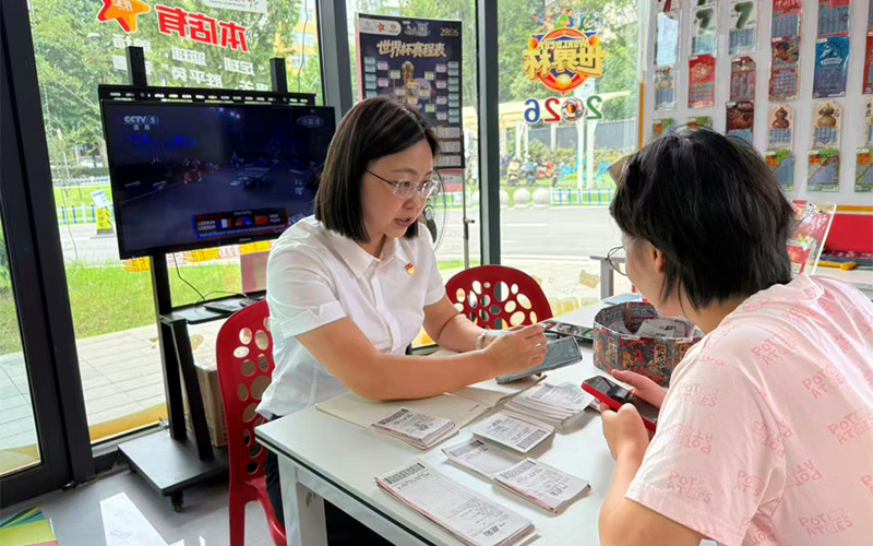 黨員下沉一線代銷點，一對一化解門店業主經營難點。