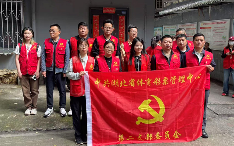 第二黨支部在新華街省運社區裡參加“我愛我家 扮靚家園”環境整治志願服務。