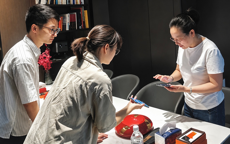 青年員工開展客戶服務。宜昌市城區煙草專賣局創新工作室供圖
