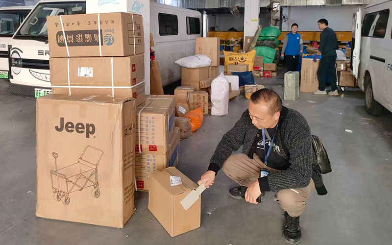 專賣稽查人員使用涉煙包裹探測儀排查疑似涉煙包裹。宜昌市城區煙草專賣局創新工作室供圖