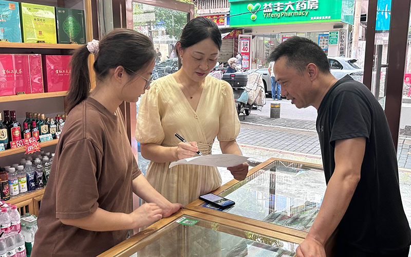 青年員工在師傅帶領下進行走訪調研。宜昌市城區煙草專賣局創新工作室供圖