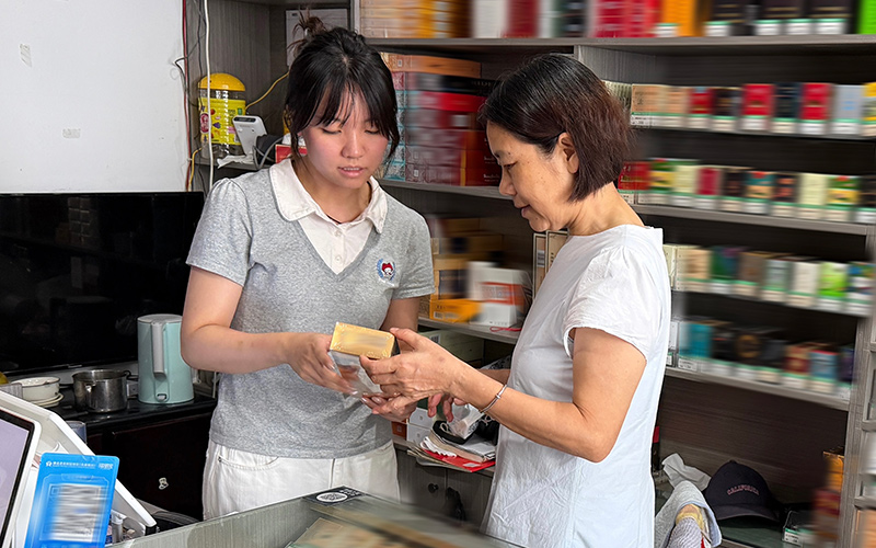創新工作室成員進行商品寄養小程序推廣。宜昌市城區煙草專賣局創新工作室供圖