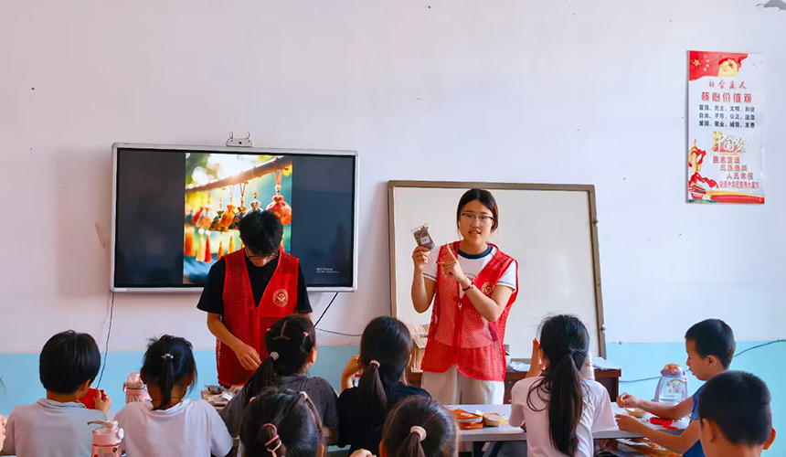 武汉晴川学院“遗韵相承”志愿服务队：以“英语+N”特色育人