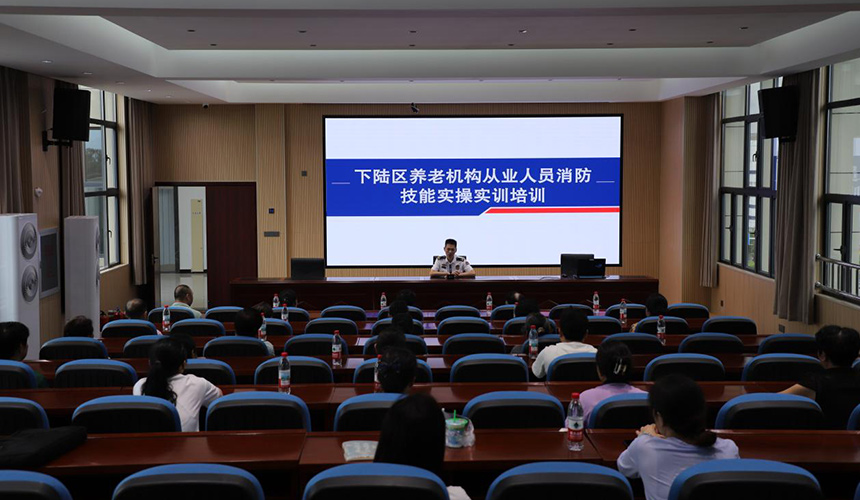 黄石市消防救援局实操考核现场，养老机构从业人员正在进行水带连接实操考核。张承妹摄