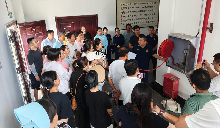 孝感市消防救援支队走进辖区养老福利机构对从业人员开展消防基本技能实操实训。何璋丽摄