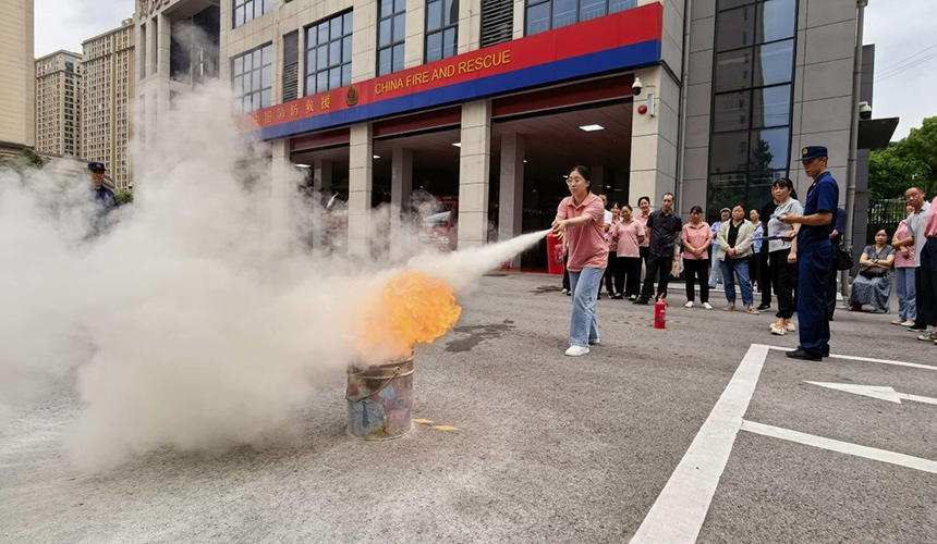 在宜昌市城东大道消防救援站,参训人员现场体验灭火器灭火。文家红摄