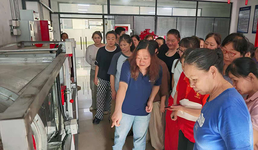 黄石市养老机构从业人员在竭诚(黄石市)消防科技有限公司开展实景实操培训。陈佳源摄