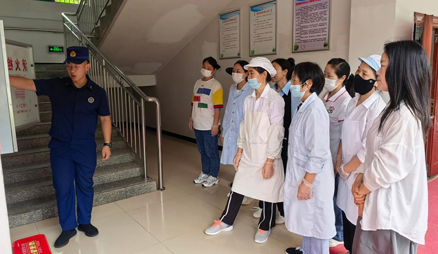 十堰市消防救援局联合民政部门深入辖区养老福利机构针对从业人员开展消防基本技能实操实训。王野摄