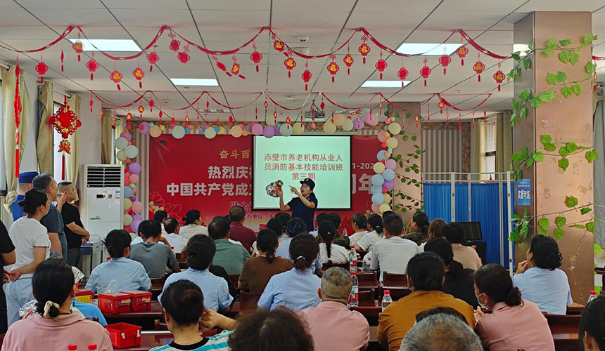 咸宁市消防救援局联合市民政局组织开展全市养老机构从业人员消防安全实操实训第三期。徐聪摄