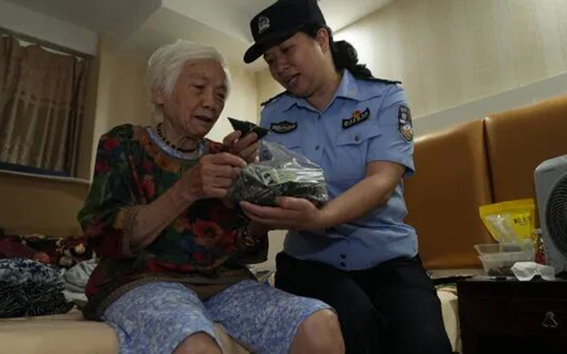 今年端午节前，全凌雅按李新梅老人的口味挑了粽子送到她家中。