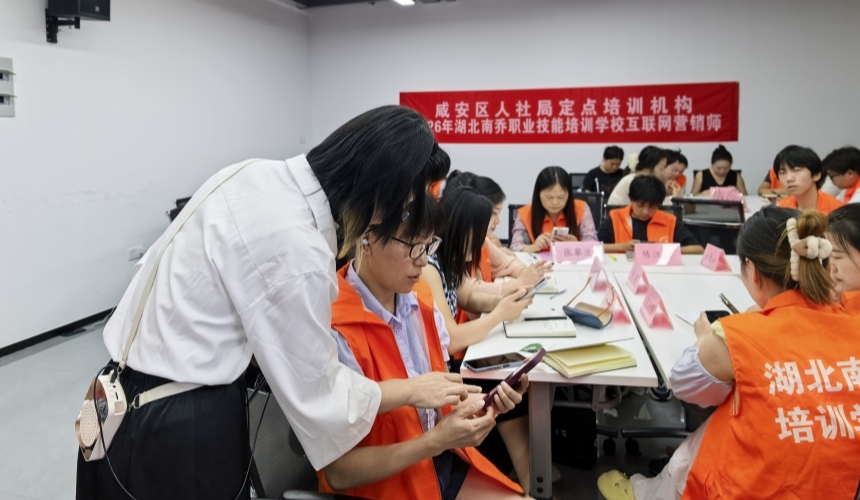 授課老師在學員身旁指導視頻制作。王語曈攝
