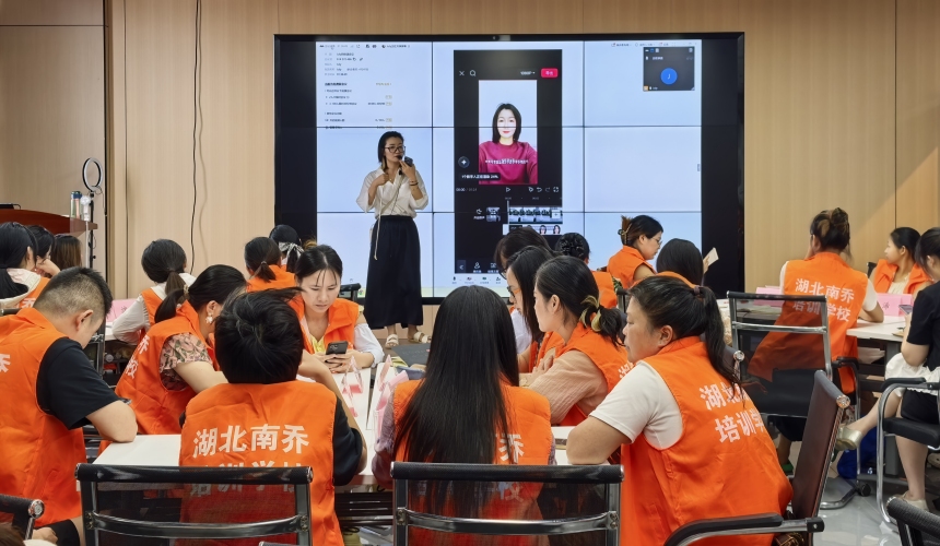 互聯網班學員跟隨老師的講解同步操作。王語曈攝