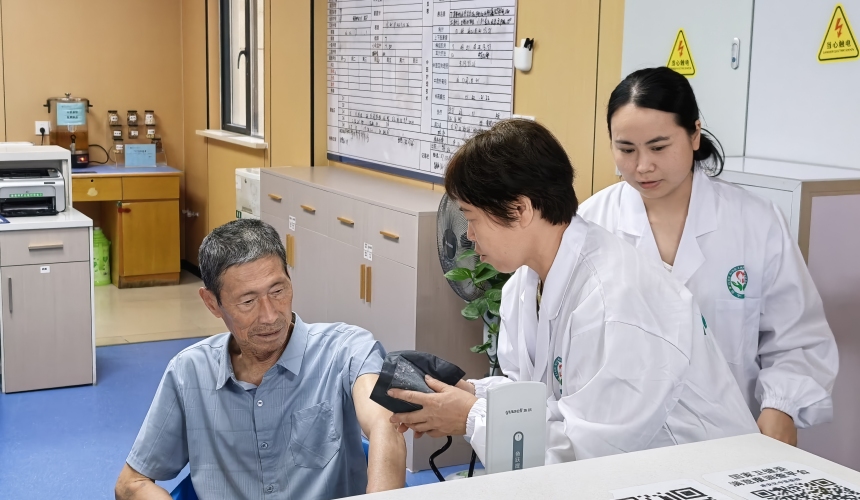 護工培訓班學員為患者測量血壓。王語曈攝