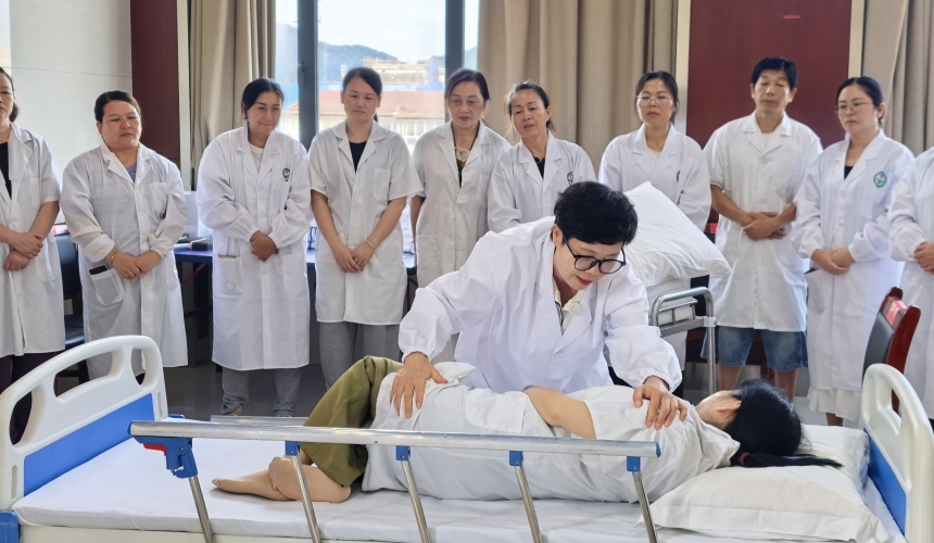 授课老师正在展示翻身动作要领。王语曈摄