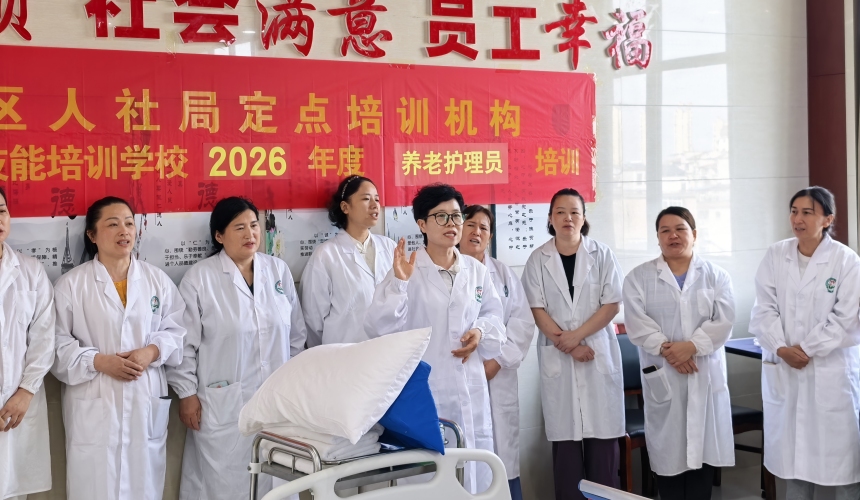老師在實操區為學員講解護理實操步驟。王語曈攝