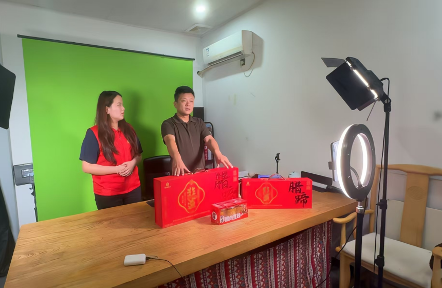 队员直播带货现场。汤玉锦摄