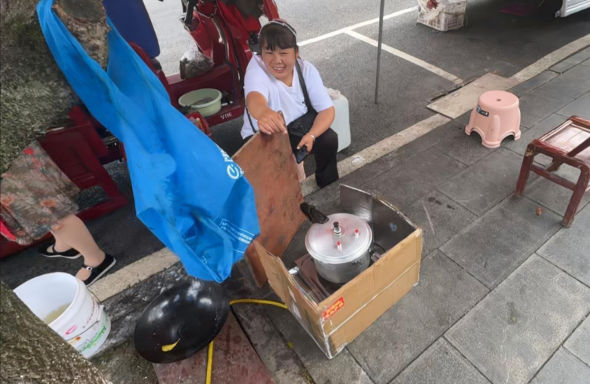 茅田镇陈文丽阿姨展示蒸腊肉。汤玉锦摄