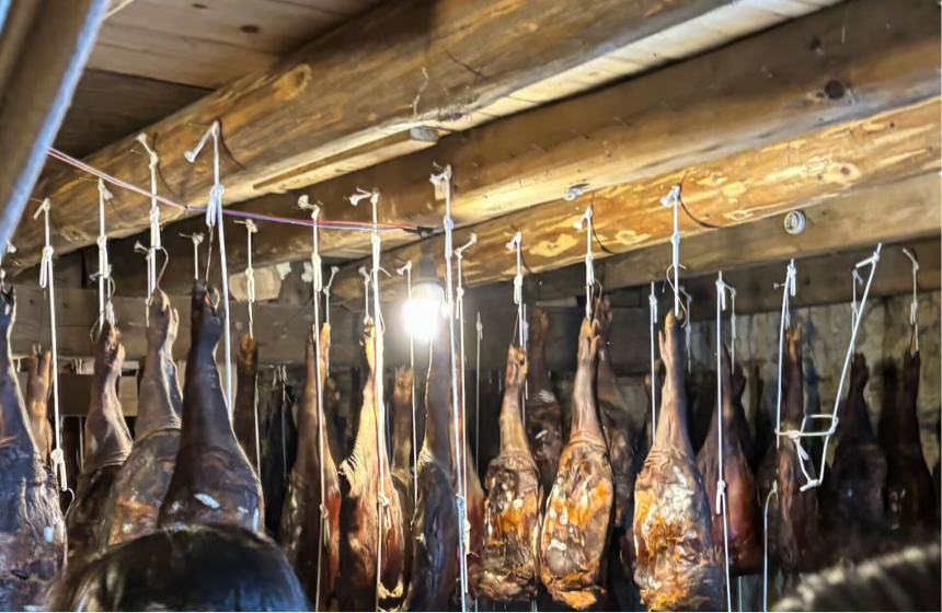 晓姚食品有限公司腊肉生产车间。汤玉锦摄