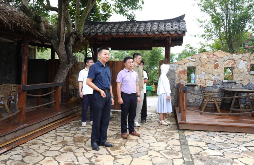 调研组一行调研熊集镇全域土地综合整治项目建设和运营情况。