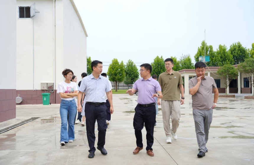 调研组在熊集镇枣阳市稻泉农业有限公司调研。