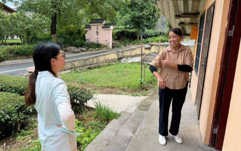 团队与当地村民进行交流。闵睿摄