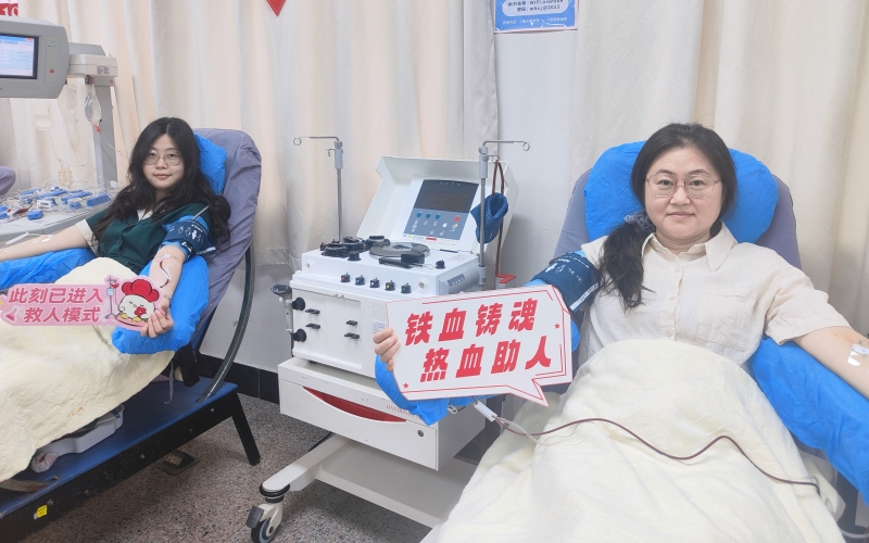 退役军人王小丽（图右）和女儿章王子涵母女同框献血。肖莉娇摄）