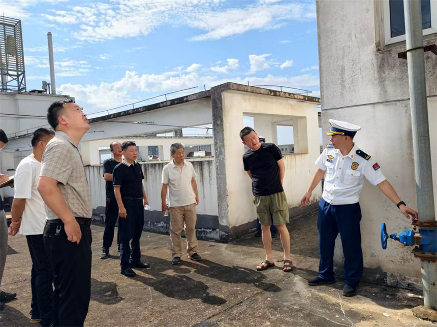 咸宁市消防救援局联合香城社区对高层住宅小区开展检查。 彭怡丹摄