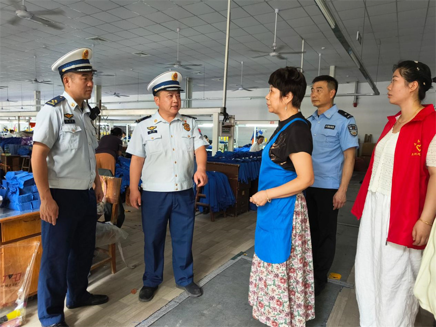 襄州区消防救援局联合昌明社区和派出所民警走进劳动密集场所开展消防安全检查。何林玲摄
