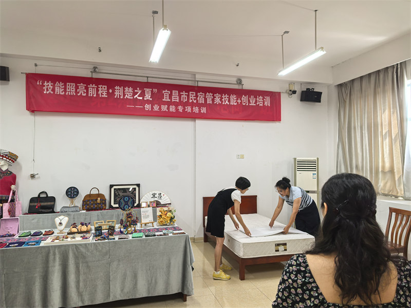 老师现场演示客房整理标准。王语曈摄