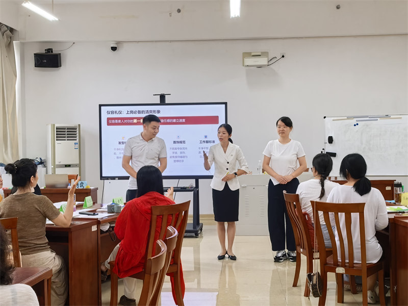 学员跟随老师现场练习接待礼仪。王语曈摄