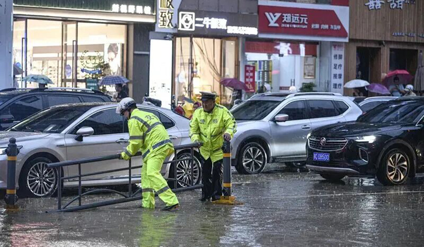 十堰交警布設隔離護欄，引導車輛向安全區域行駛。