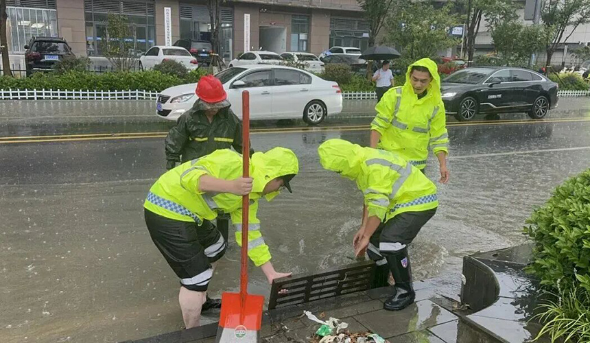十堰交警排查路面隱患,清理路面淤泥積水。