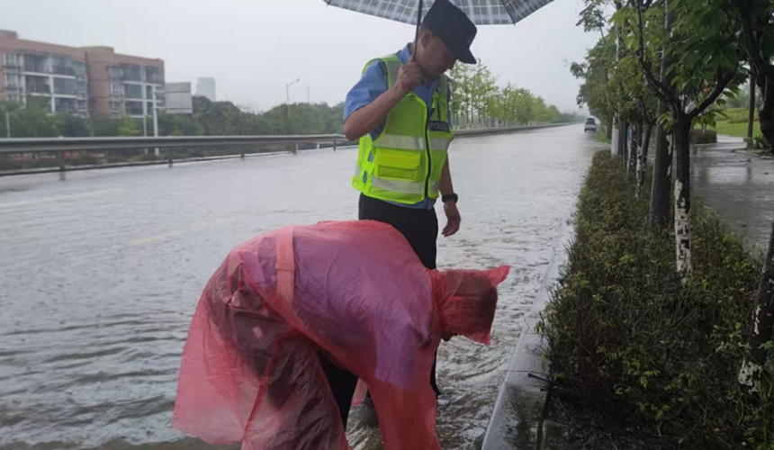 点军大队民警疏通积水路段。