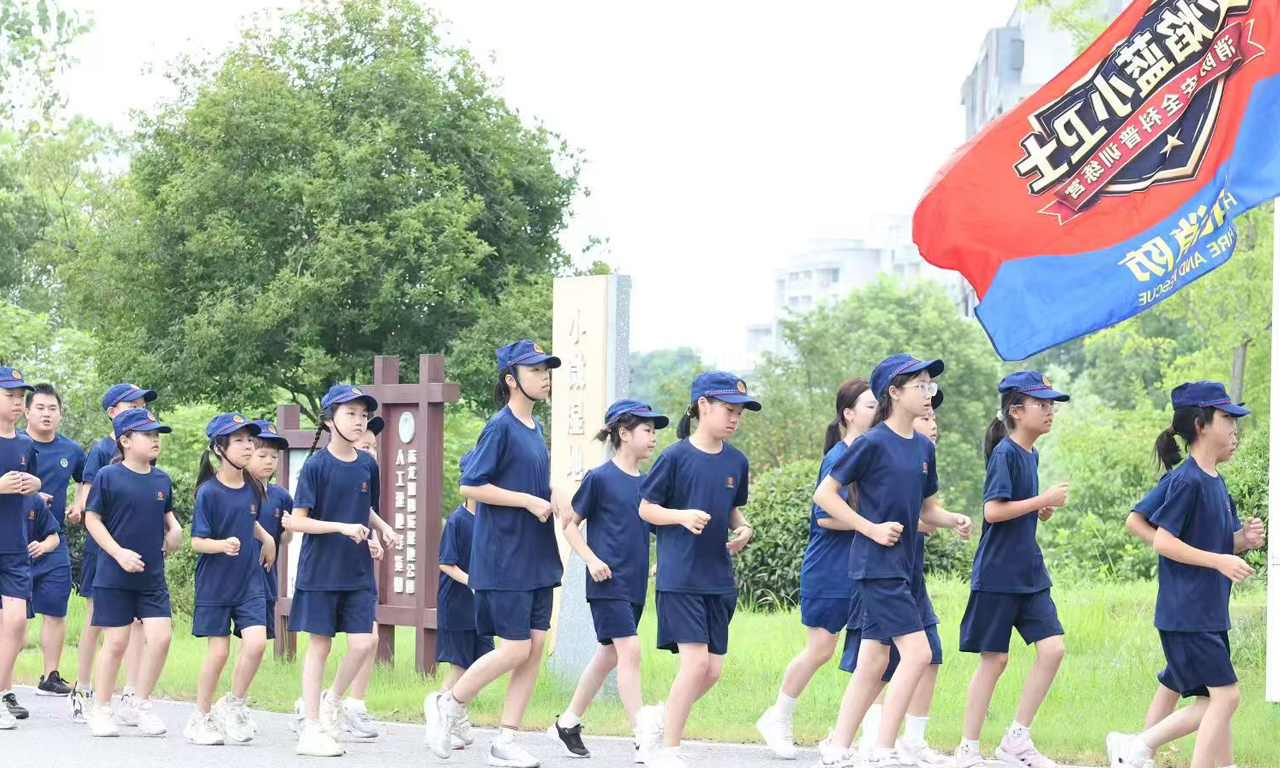 訓練營全程模擬消防隊伍正規化管理模式