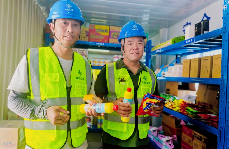 工人在“安全積分”兌換超市兌換獎品。