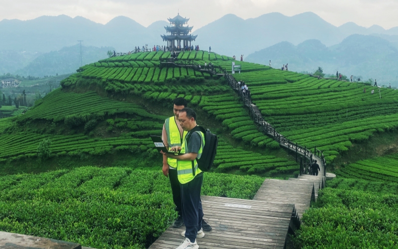 湖北移動技術人員在恩施旅游景區進行網絡優化。