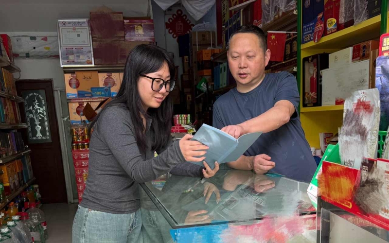 客戶經理與客戶共同分析店鋪經營數據。