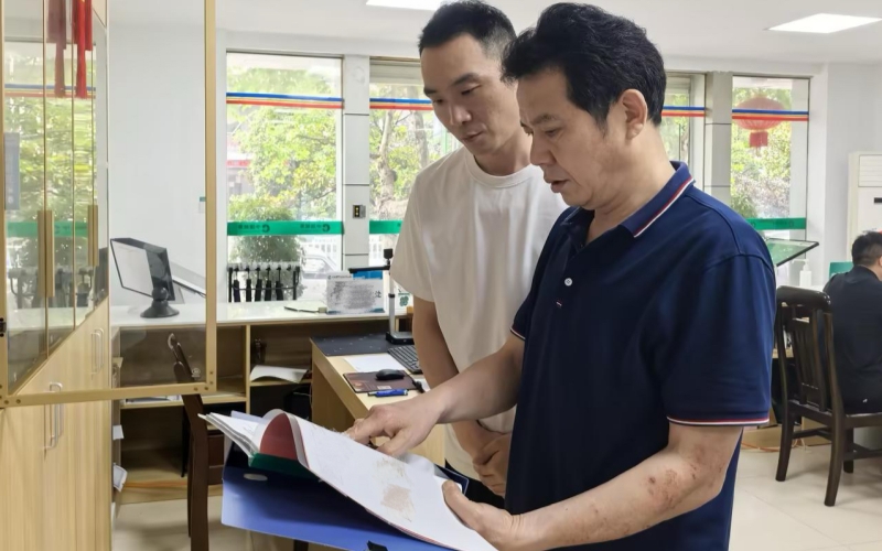 客戶經理陪同客戶共同整理貨架。