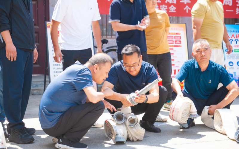 安全員教授居民使用水帶。