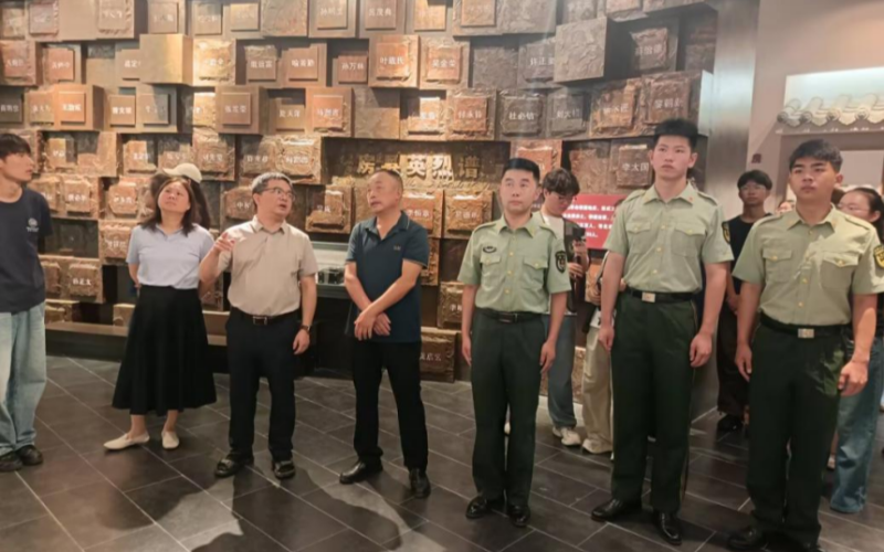 志願服務隊走進房縣烈士陵園參觀學習。