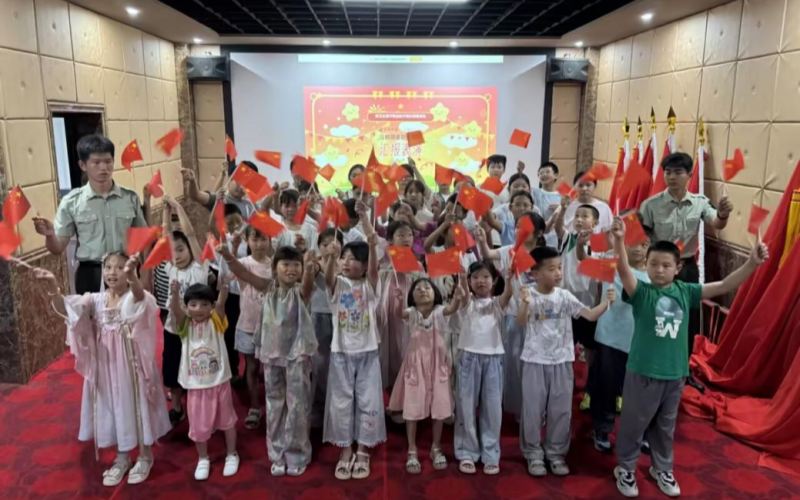 孩子們齊唱《沒有共產黨就沒有新中國》。