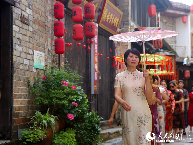 羊楼洞古街的明清石板路上正在旅拍的游客。人民网记者 王郭骥摄