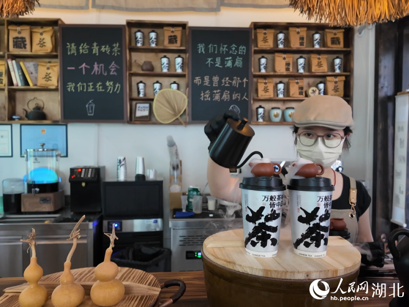 店员正在制作青砖茶奶茶。人民网 彭昀迪摄