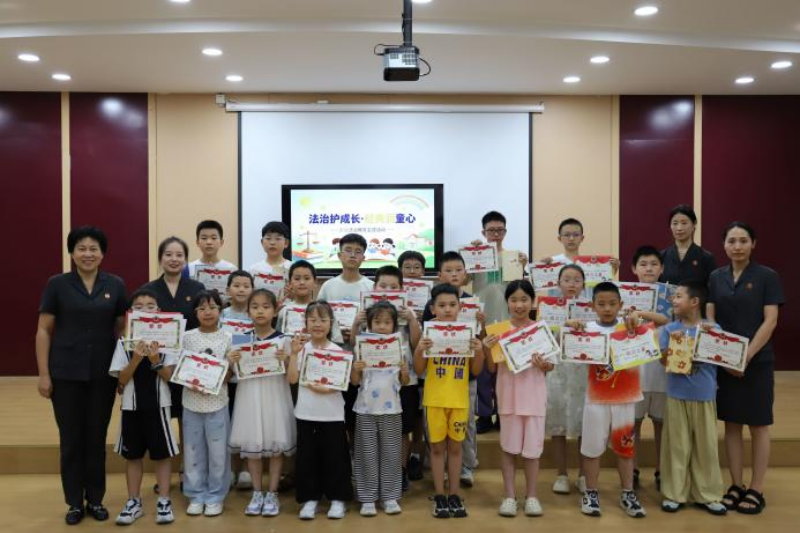 巴東縣人民法院民事庭成員為孩子們頒發獎狀和証書。受訪者供圖