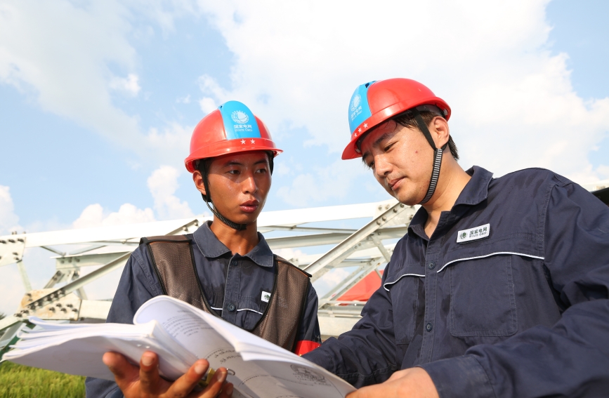 每1°的酷夏守護：汗漬作印，鐵塔為証