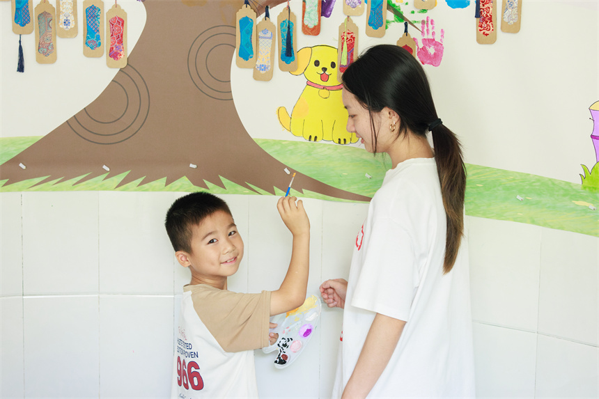 孩子们参与创作。江宛如摄